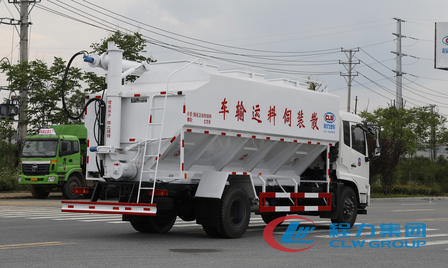 散裝飼料運(yùn)輸車